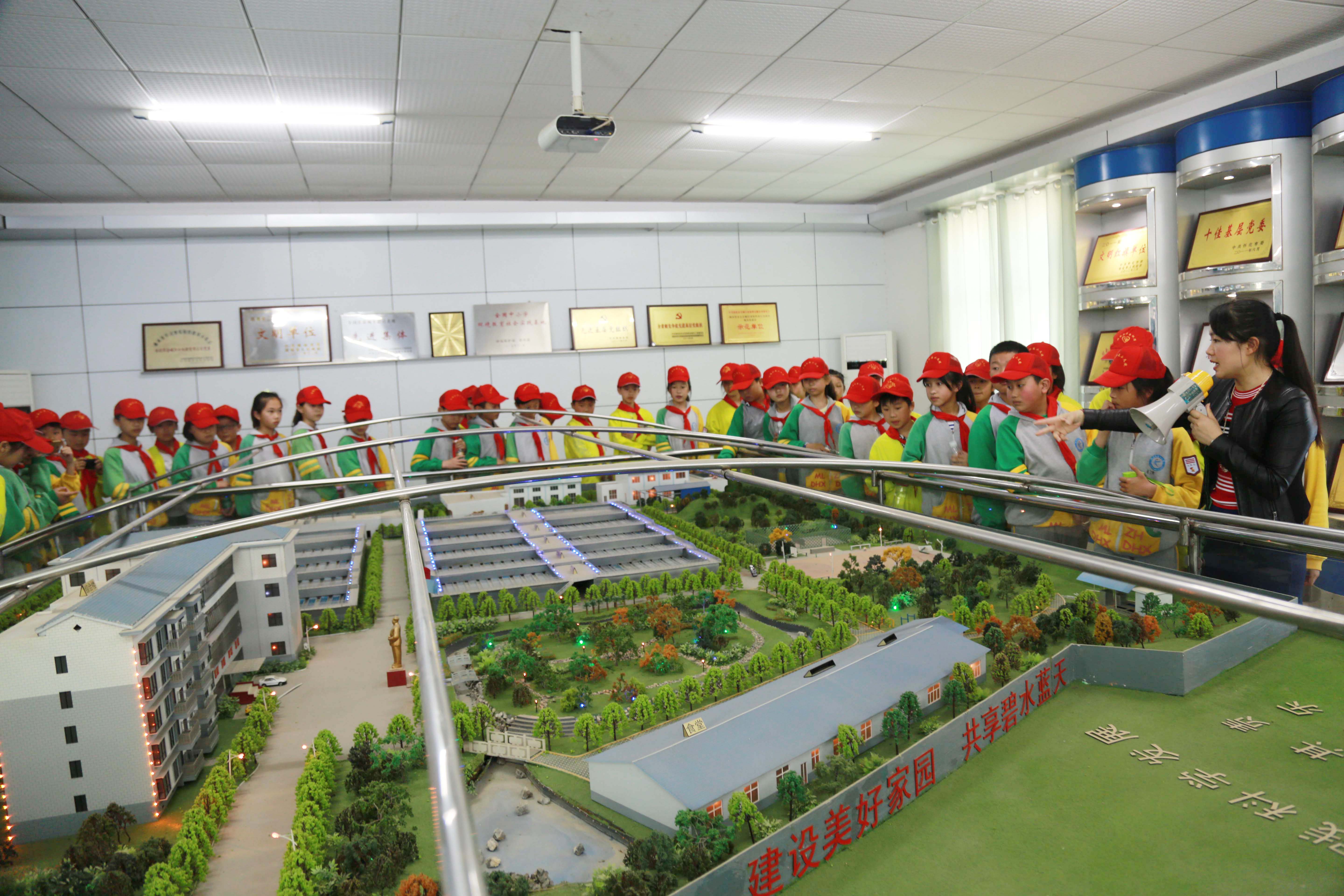 城管进校园 宏宇小学参观市污水处理有限官方网站.jpg